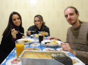 Elaine, Eliane e Thierry jantando.